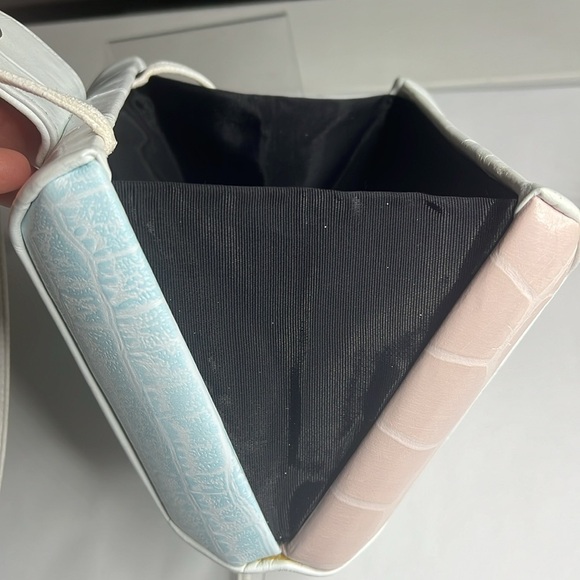 Ande White Structured Box Bag With Croc Appliqué Crossbody Strap - Picture 10 of 12